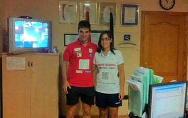 Dos profesores hacen parada en Benidorm en una ruta solidaria que les llevará hasta Londres