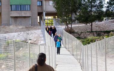 Mejora de la pasarela que conecta la Colonia Madrid con los centros sanitarios de Foietes