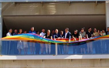Benidorm despliega la bandera LGBTI para conmemorar el Día del Orgullo