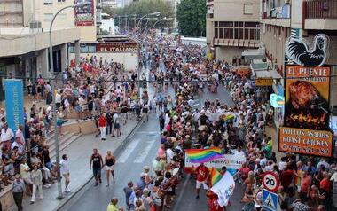 El desfile del Benidorm Pride congrega a miles de personas en las calles de la ciudad