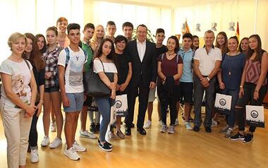 Toni Pérez recibe a los alumnos alemanes de intercambio con el IES Mediterrània 