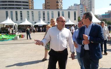 La Feria Outlet convierte la plaza del Ayuntamiento en un gran centro comercial hasta el próximo domingo