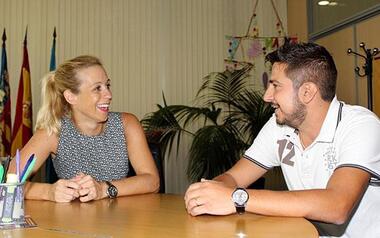 Ana Pellicer felicita al nuevo entrenador de la selección Sub 12 de fútbol de la Comunitat Valenciana, el benidormense David García