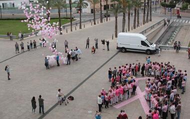 Benidorm conmemora el Día Internacional contra el Cáncer de Mama con la lectura de un manifiesto y un gran lazo humano