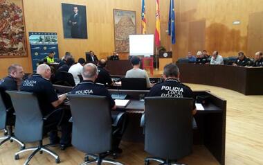 Las Policías Locales de la Marina Baixa aprueban un manual para atender los “delitos de odio”