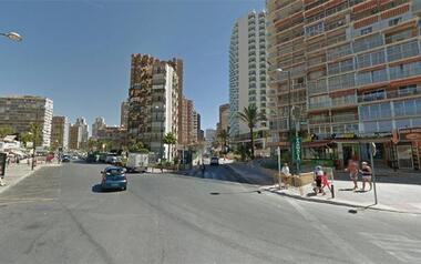El Ayuntamiento actúa de urgencia para reparar la calzada de la calle Estocolmo