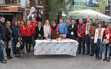 El Ayuntamiento de Benidorm con Cruz Roja en el ‘Día de la Banderita’