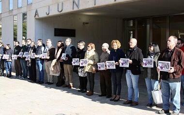 Minuto de silencio en Benidorm en homenaje a la mujer de Vila-real asesinada la víspera de Nochebuena
