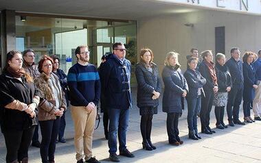 Benidorm condena con un minuto de silencio el asesinato de una mujer en Huercal