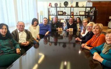 La Reina de la Vendimia de La Casa de La Mancha visita al alcalde de Benidorm