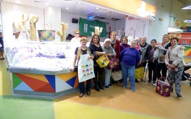 La Asociación de Amas de Casa instala en el Mercado Municipal puestos de venta de artesanía a beneficio de la lucha contra el cáncer