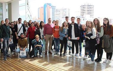 Alumnos de intercambio italianos visitan el Ayuntamiento de Benidorm