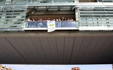 AFEM despliega en el balcón de Alcaldía la pancarta conmemorativa de 20 años ayudando a los enfermos mentales y sus familias