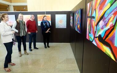 Inaugurada la exposición 'Soñando Colores' que reivindica la igualdad entre hombres y mujeres