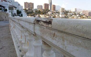 Ciudadanos pide arreglar la balaustrada del paseo de Tamarindos de Benidorm y mejorar su señalización vial   