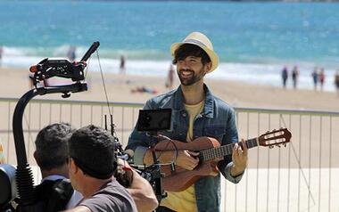 David Otero graba en el paseo de Poniente el videoclip ‘Sal a la calle’
