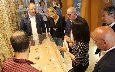 La Biblioteca Municipal acoge una exposición con una selección de fósiles del Patrimonio Paleontológico