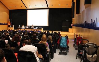 Parents fill the municipal hall to find out about the school enrollment process that begins next Monday