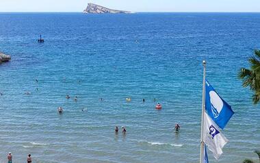 Les platges de Benidorm renoven un any més les seues tres banderes blaves