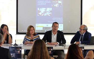 La UA debate en Benidorm la relación entre residentes extranjeros y los medios de comunicación