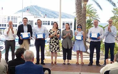Benidorm recibe las tres banderas azules que acreditan la excelencia de sus playas 