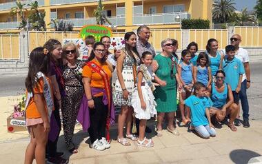 La residencia de la tercera edad de Benidorm celebra la ‘cremà’ de su hoguera