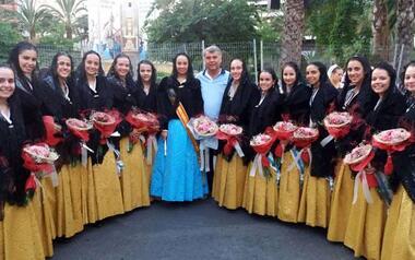 La Reina y damas de Benidorm participan en la ofrenda de Hogueras de Alicante