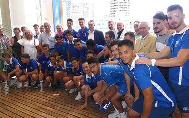 40 futbolistes, campions del CF Ciutat de Benidorm celebren el seu triomf amb l'alcalde de Benidorm
