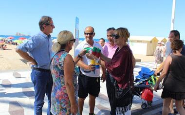 La empresa de las playas reparte cono-ceniceros para evitar colillas y mantener limpia la arena