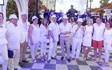 The viewpoint of the Castle hosts the white party of Bocopa to promote 'Señorío de Benidorm'