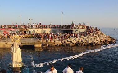 La tradicional procesión marinera de El Carmen concentra a centenares de personas en el muelle