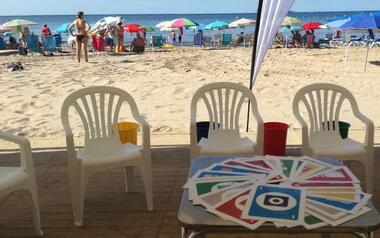Los puntos accesibles de las playas de Benidorm programan talleres de reciclaje