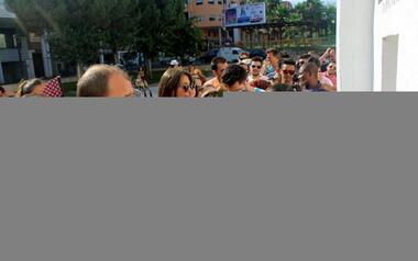 Los vecinos de Colonia Madrid recogen su  entrada para la jornada del domingo del Low Festival 2017