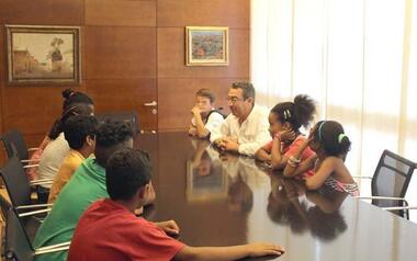 Doce niños saharauis pasan dos meses de vacaciones en Benidorm y comarca