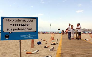 Benidorm recurre a reproducciones a gran escala para evitar que los usuarios dejen residuos en las playas