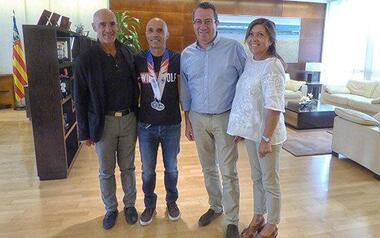 El benidormense ‘Xomi’ Seguí, luce sus tres medallas de los XVI Juegos Mundiales de Policías y Bomberos en el Ayuntamiento