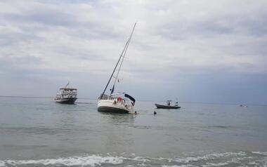 El velero varado en la playa de Levante ya ha sido remolcado hasta el puerto