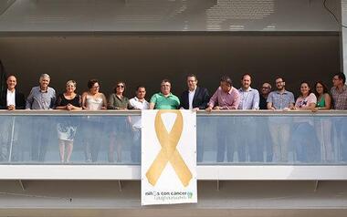 El balcón del Ayuntamiento de Benidorm luce el lazo dorado solidario con los niños con cáncer