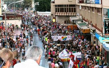 Semàfors igualitaris i un gran arc de Sant Martí en l'avinguda d'Europa per a celebrar l'Orgull de Benidorm