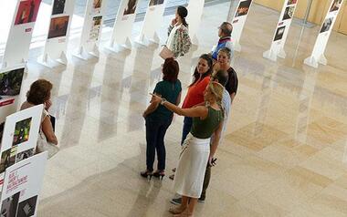 Benidorm inaugura la exposición ‘No em toques el WhatsApp’ en el Espai d’Art