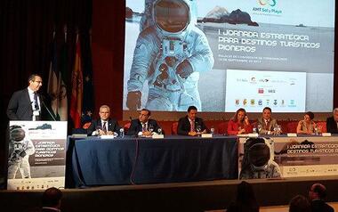 El alcalde sitúa la innovación tecnológica como clave para la reconversión de destinos pioneros