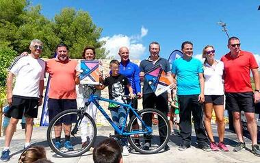 Un millar de personas celebran el Día de la Bicicleta recorriendo los carriles bici de Benidorm que ya suman 52 km