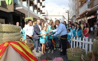 La Comissió de Festes Majors Patronals inaugura la 'Fira Tradicional del 9 d'Octubre' als carrers Gambo i Martínez Alejos