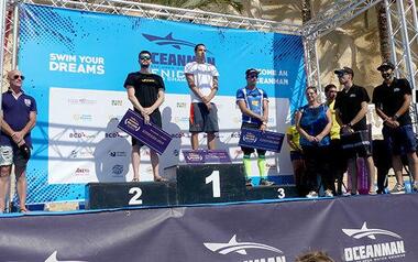 Nadadors de 35 països disputen la final d'Oceanman en aigües de la Badia de Benidorm