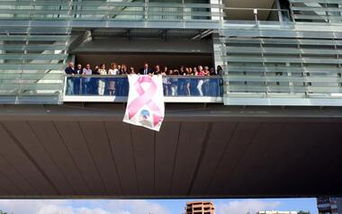 Benidorm despliega un gran lazo rosa contra el cáncer de mama