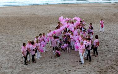 Benidorm conmemora el Día Internacional contra el Cáncer de Mama con la lectura de un manifiesto y un gran lazo humano en la Playa de Levante