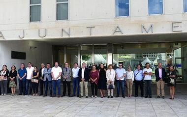 Minuto de silencio en repulsa de la violencia de género y en memoria de la mujer asesinada en Almería