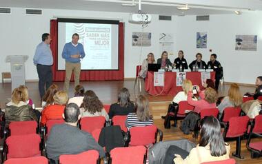 Una mesa redonda sobre cómo detectar y actuar ante el acoso escolar cierra la primera Semana de la Educación