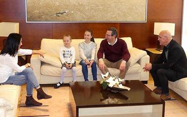 El alcalde felicita a las gimnastas Lucia González y Ksenia Makeeva, campeonas de España 