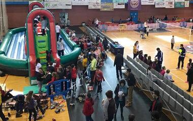2.000 xiquets gaudixen de la VIII Fira Esportiva Infantil de Benidorm en el Palau d'Esports
